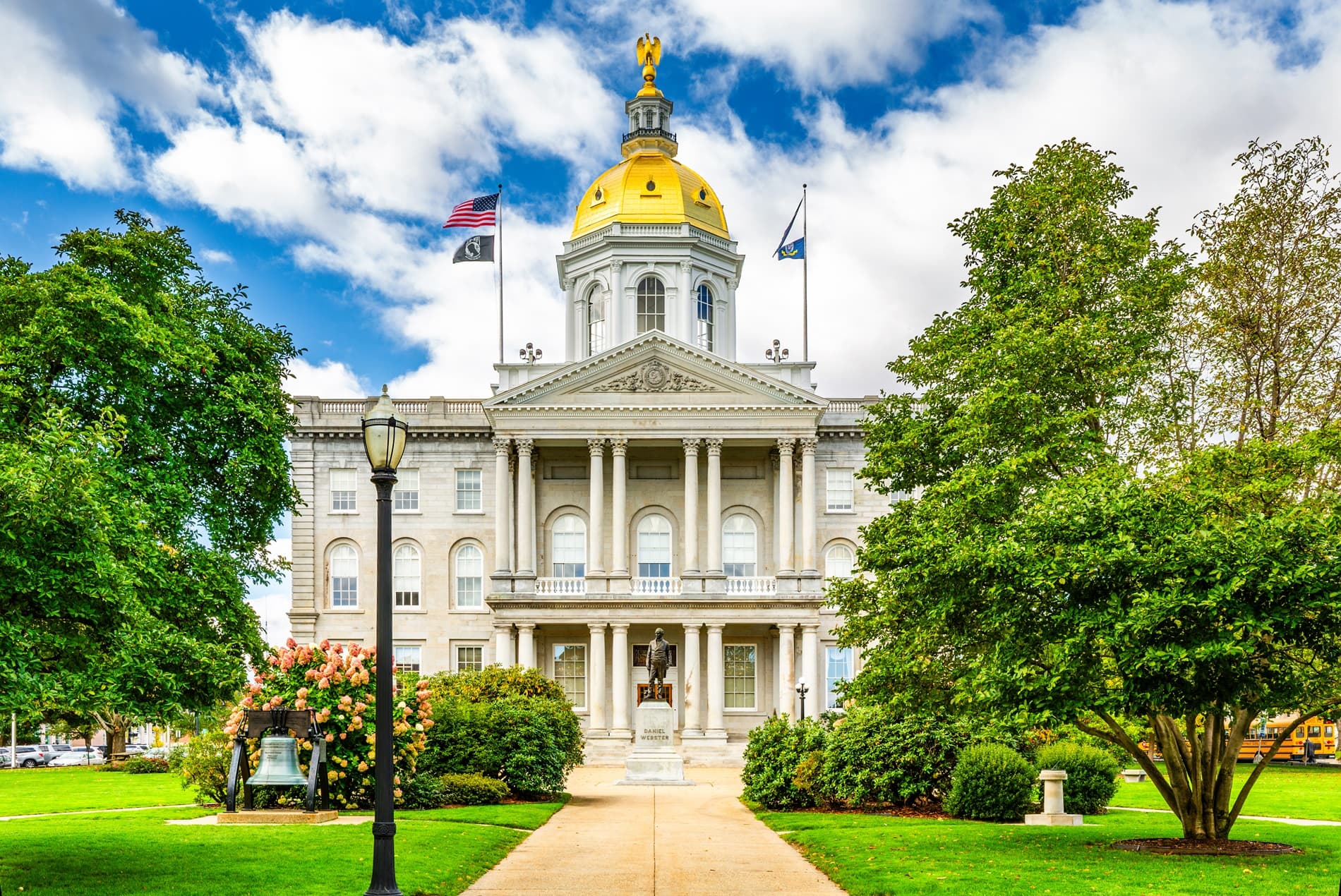 A front-on view of the New Hampshire state house